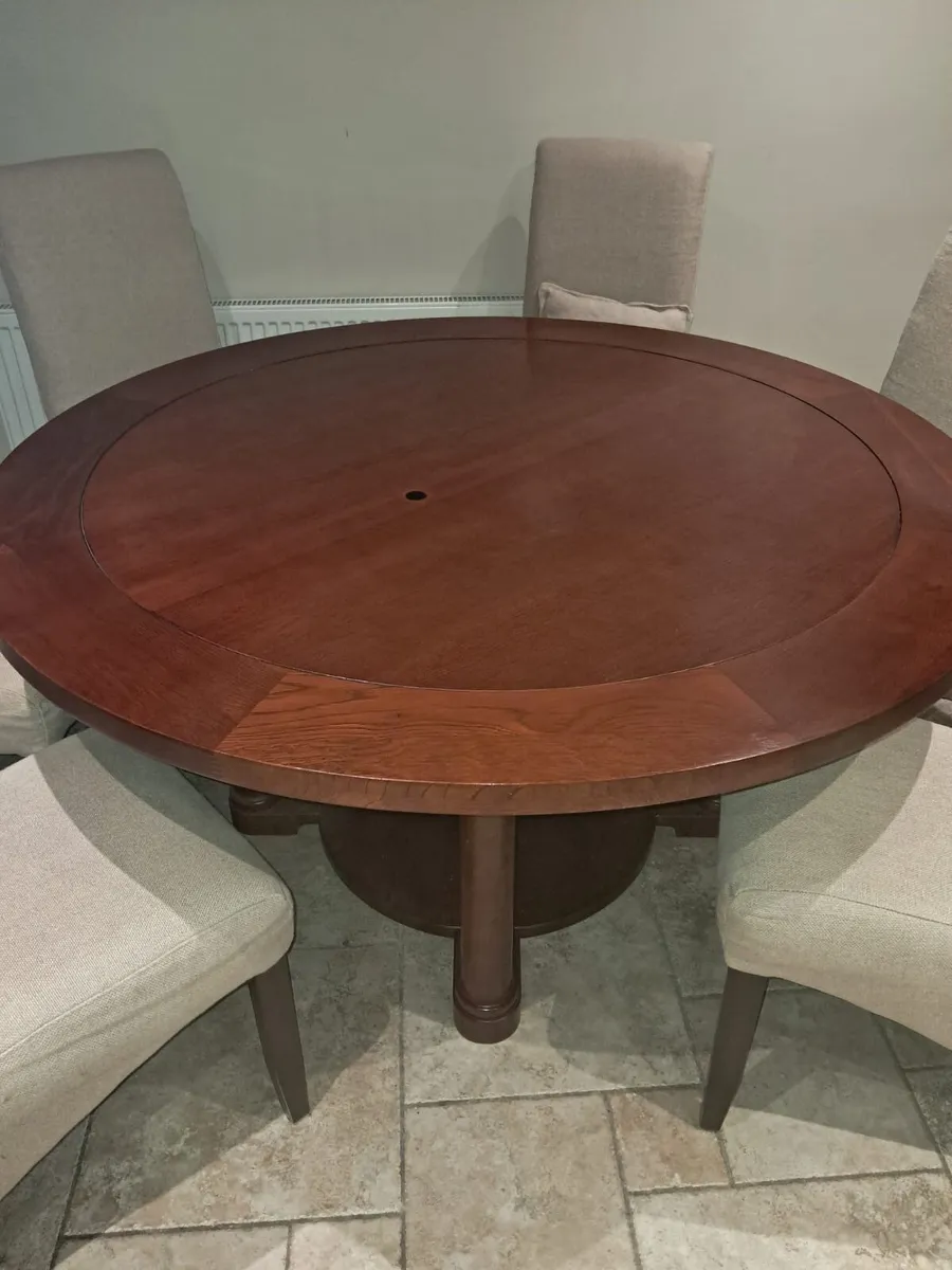 Round table and chairs - Image 1
