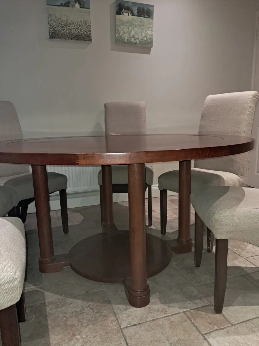 Round table and chairs - Image 2