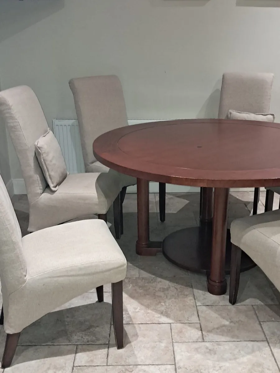 Round table and chairs - Image 3