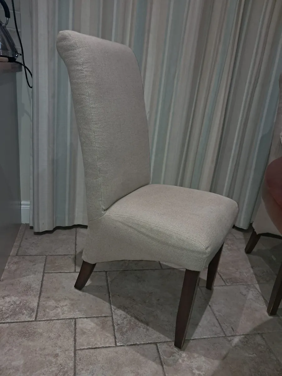 Round table and chairs - Image 4