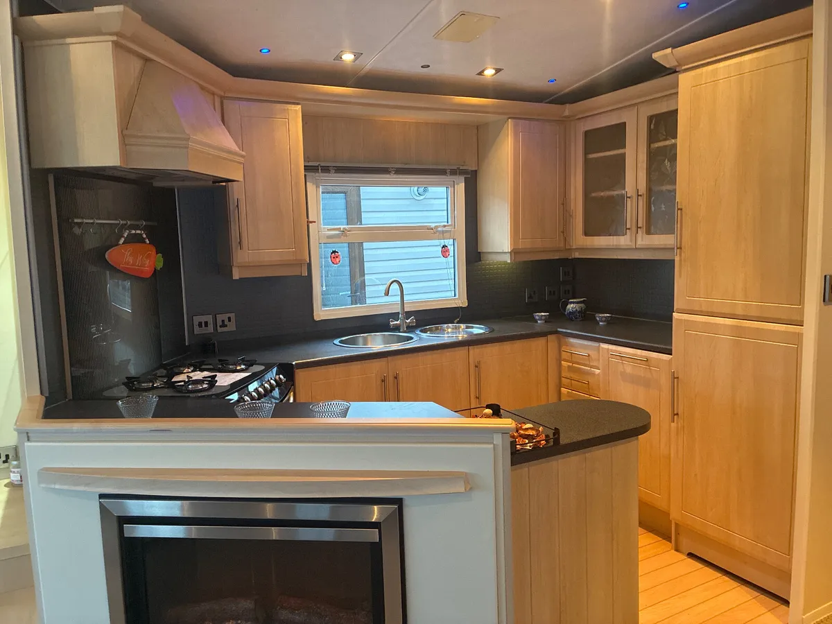 YOU WOULD LOOK A PICTURE IN THIS COSSAULT STUDIO - Image 3