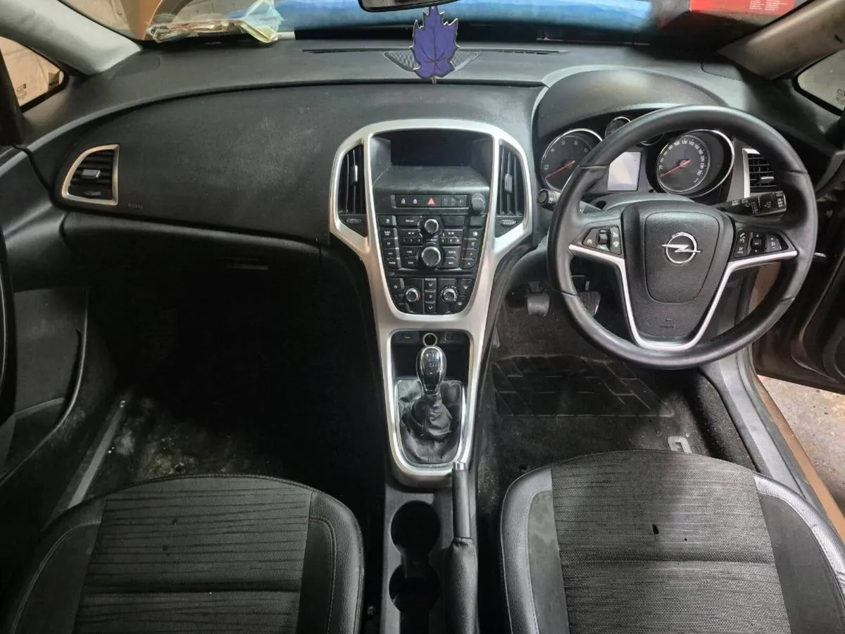 2015 Opel Astra Breaking - Image 2