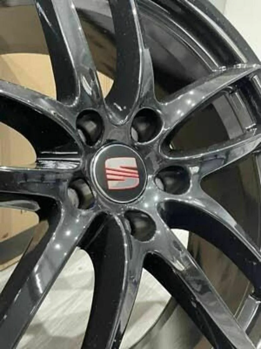 SEAT Centre Caps - FREE POST - Image 1