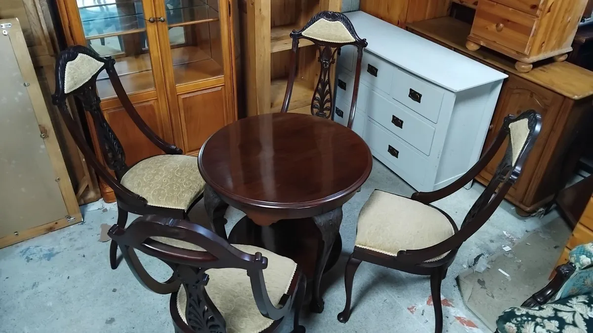 Table/chairs - Image 4