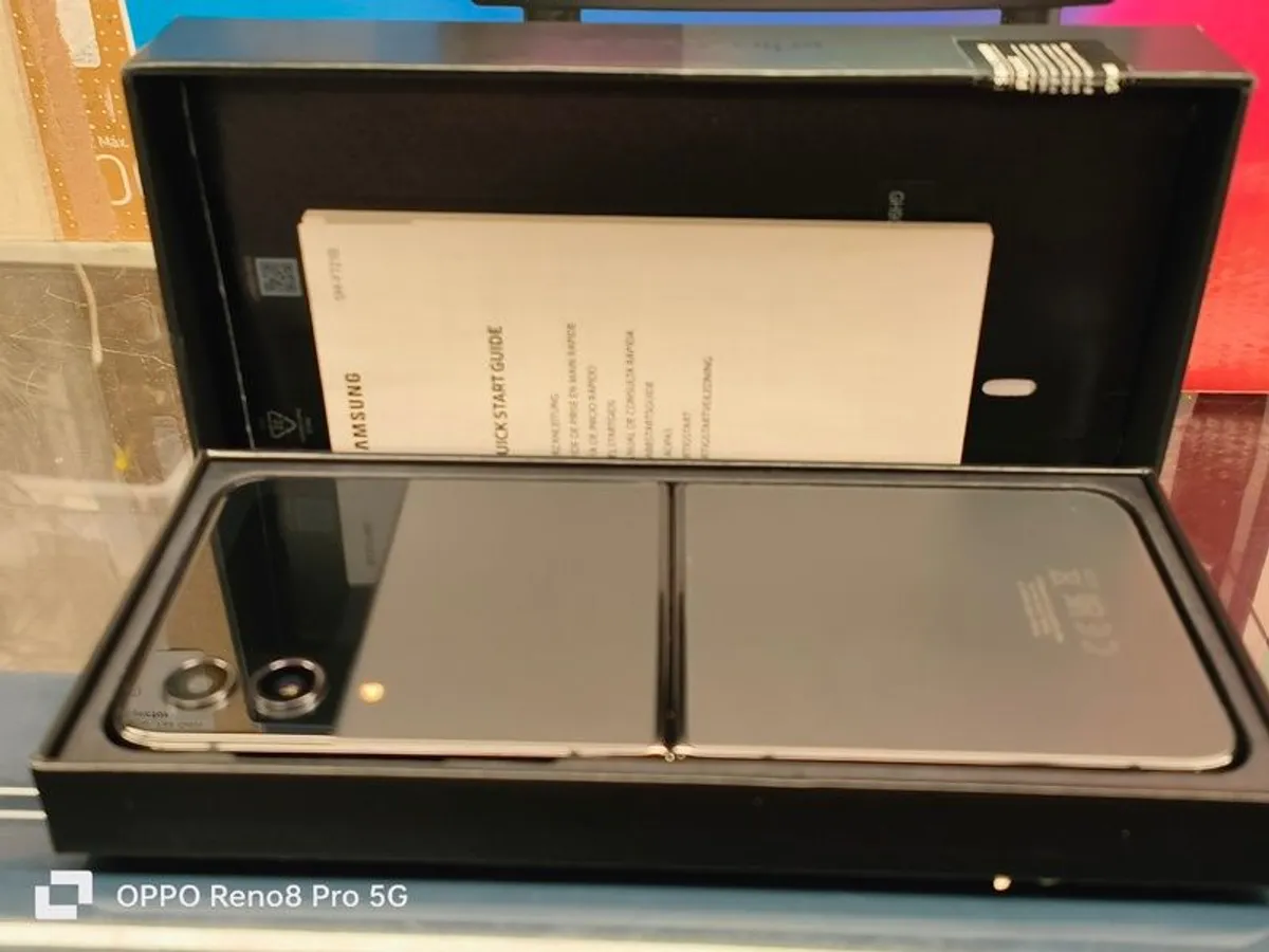 Samsung Galaxy Z-Flip 4 128GB Dual Sim Unlocked (Like New) - Image 2