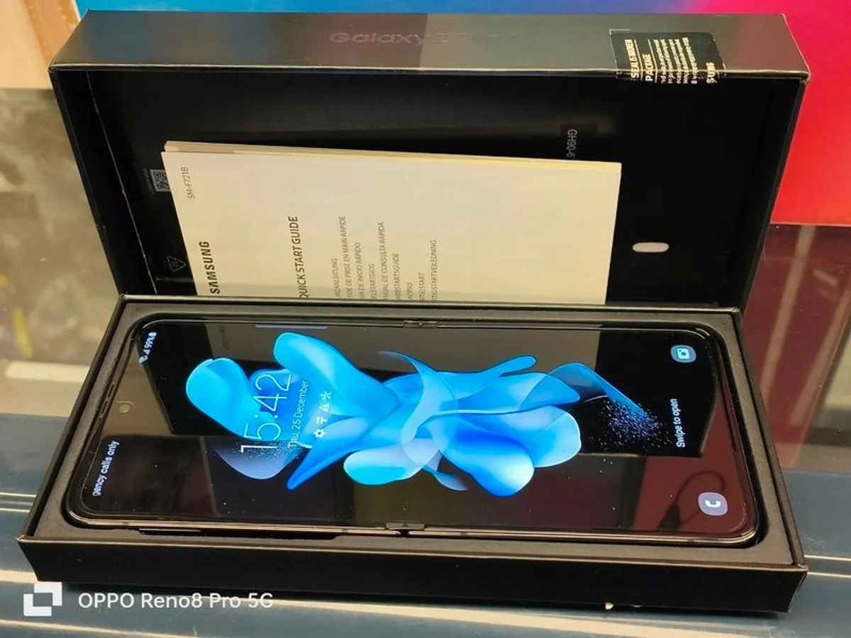 Samsung Galaxy Z-Flip 4 128GB Dual Sim Unlocked (Like New) - Image 3