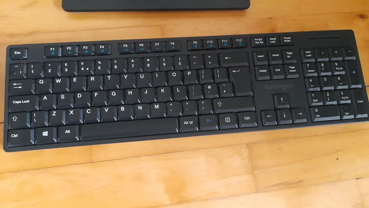 Lenovo 24" Monitor with wireless keyboard & mouse - Image 3