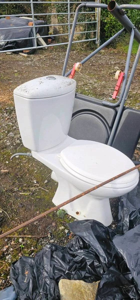 Toilet and sink with pedestal - Image 1