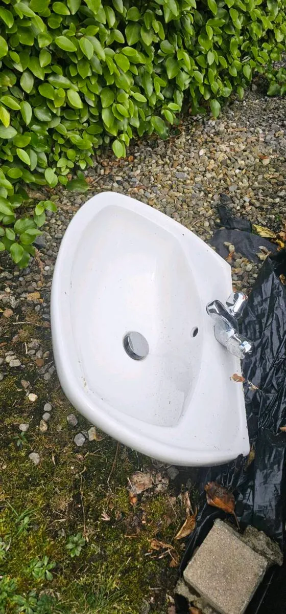 Toilet and sink with pedestal - Image 2