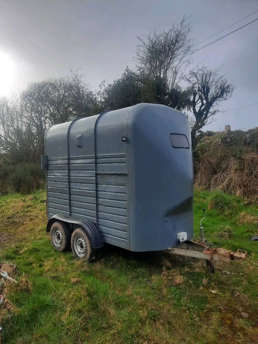 Horse box - Image 1