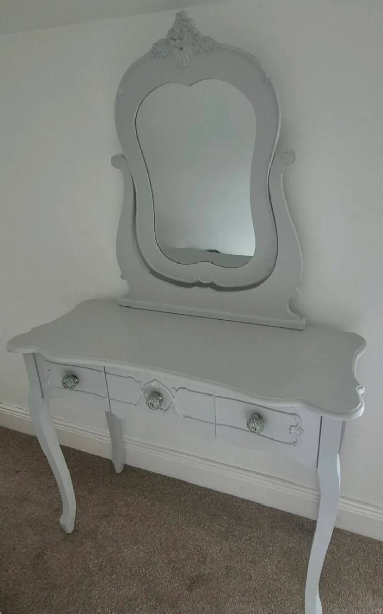 Elegant vintage-style dressing table - Image 1