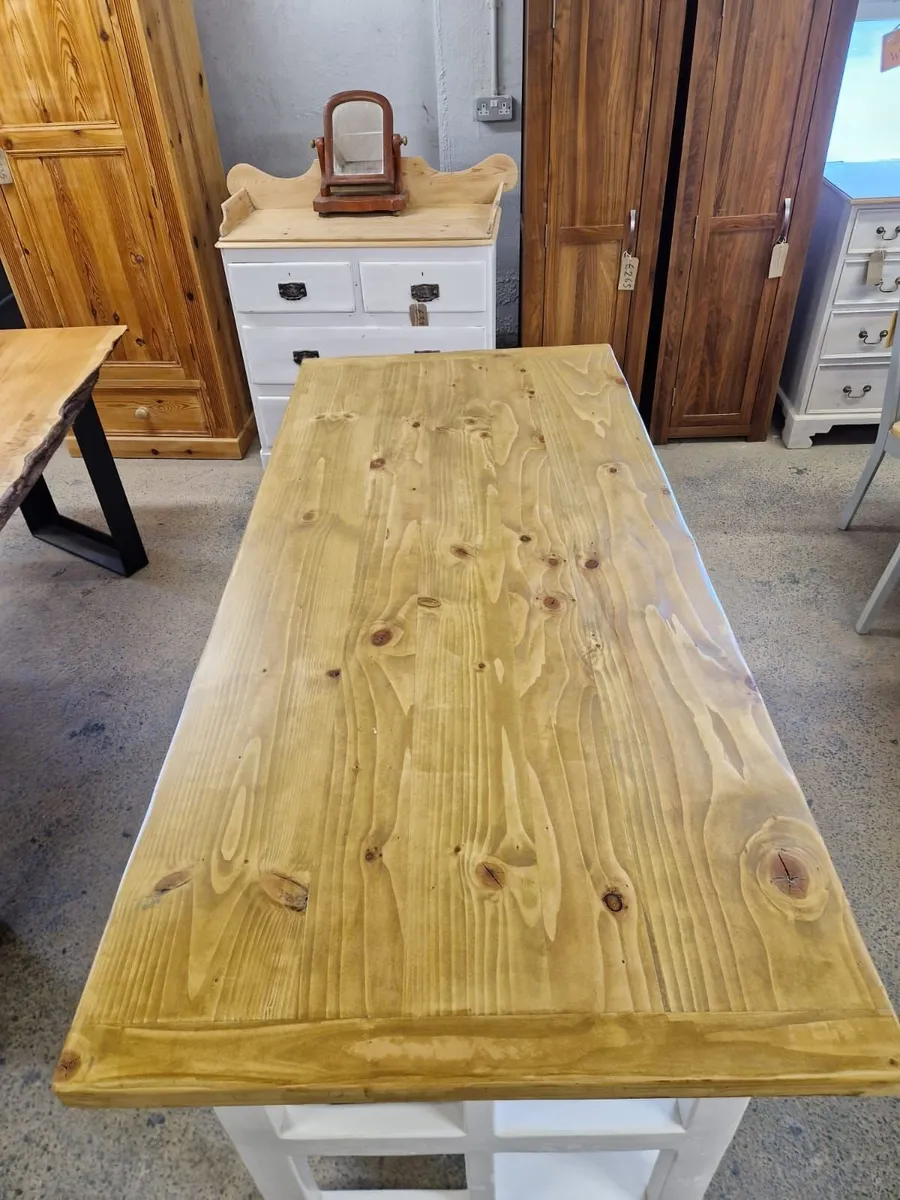 Large rustic style kitchen island, matching stools - Image 2