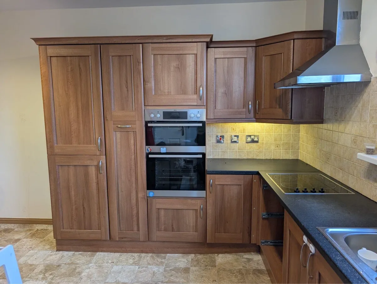 Kitchen units and appliances - Image 1