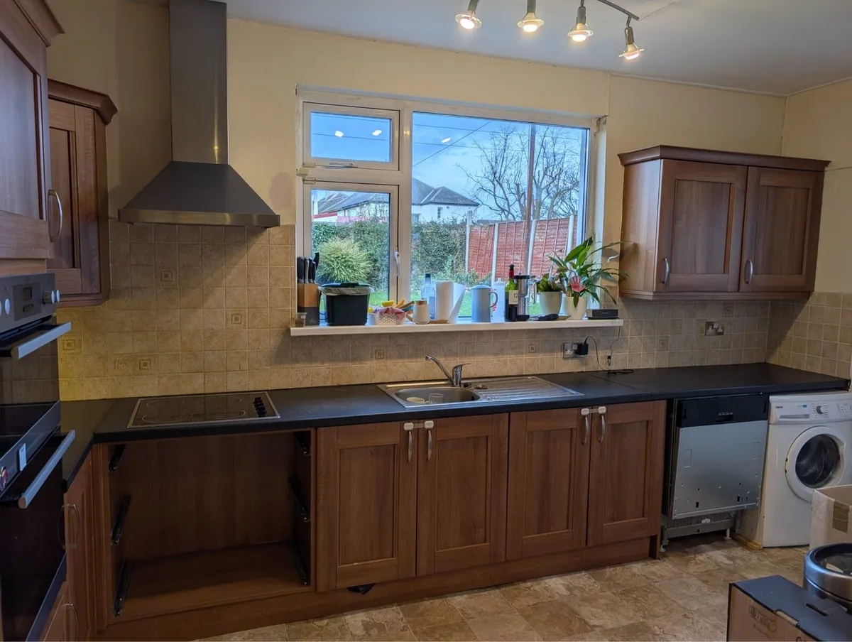 Kitchen units and appliances - Image 4