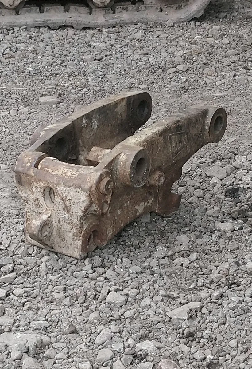JCB SEMI QUICK HITCH 45mm pin - Image 1