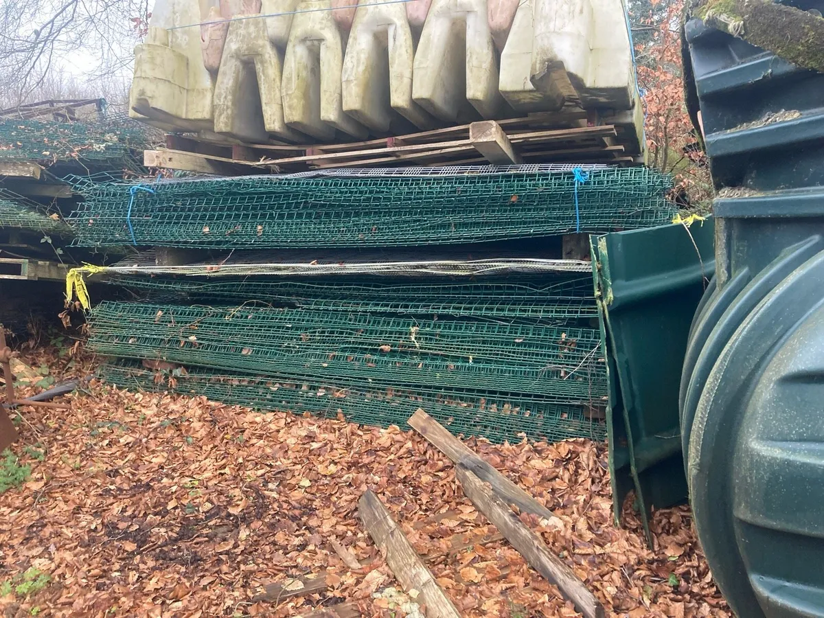 Green mesh fencing and heras fencing - Image 2