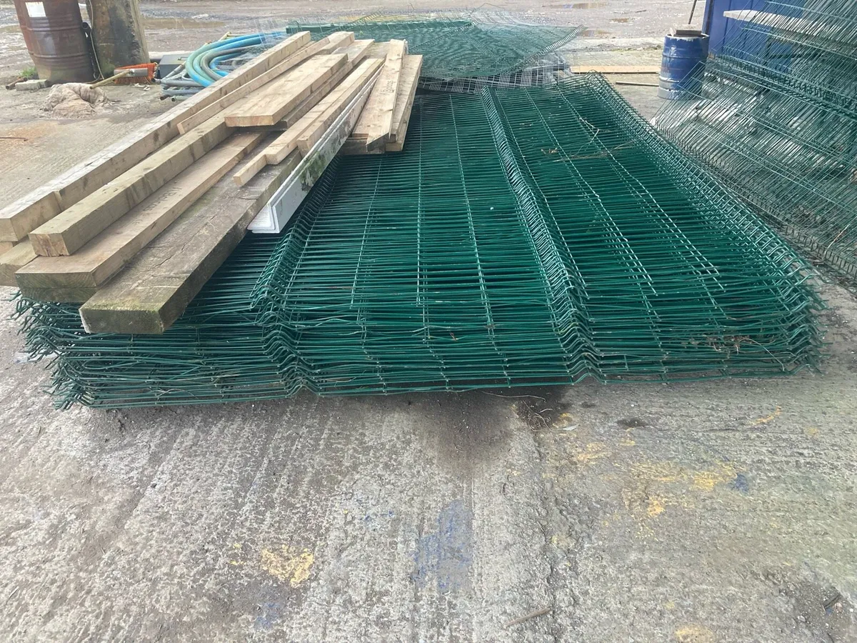 Green mesh fencing and heras fencing - Image 3