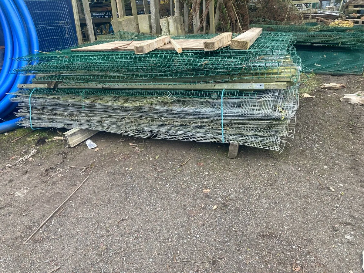 Green mesh fencing and heras fencing - Image 4