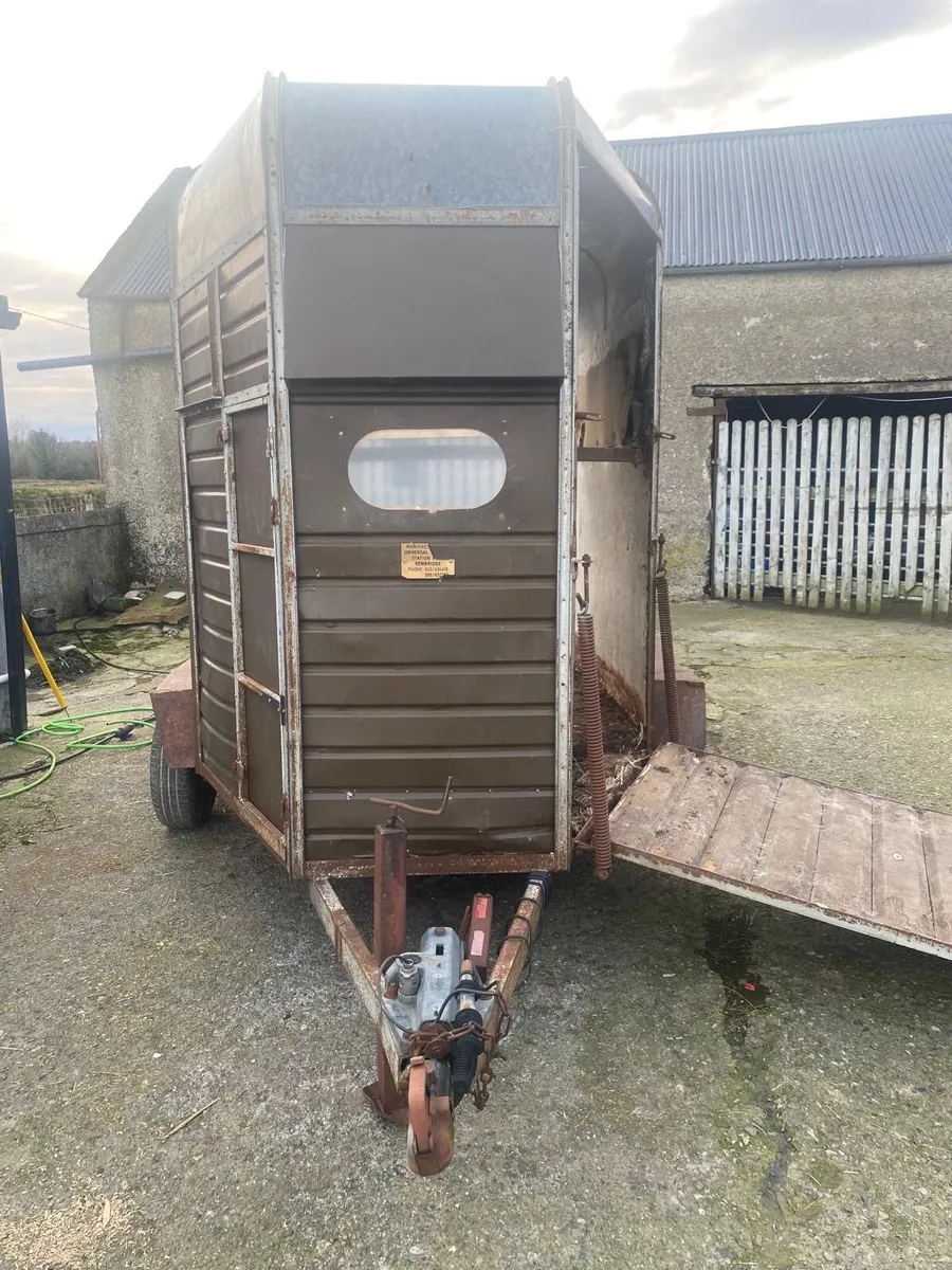 Horse box - Image 1