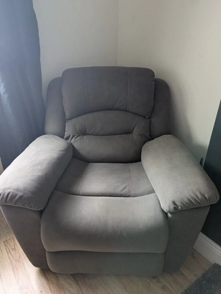 Sofa 3 seater recliner with 2 recliner armchairs. - Image 4