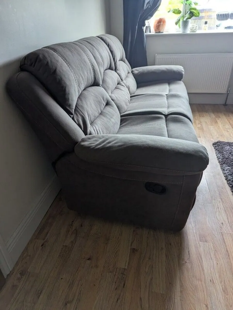 Sofa 3 seater recliner with 2 recliner armchairs. - Image 1