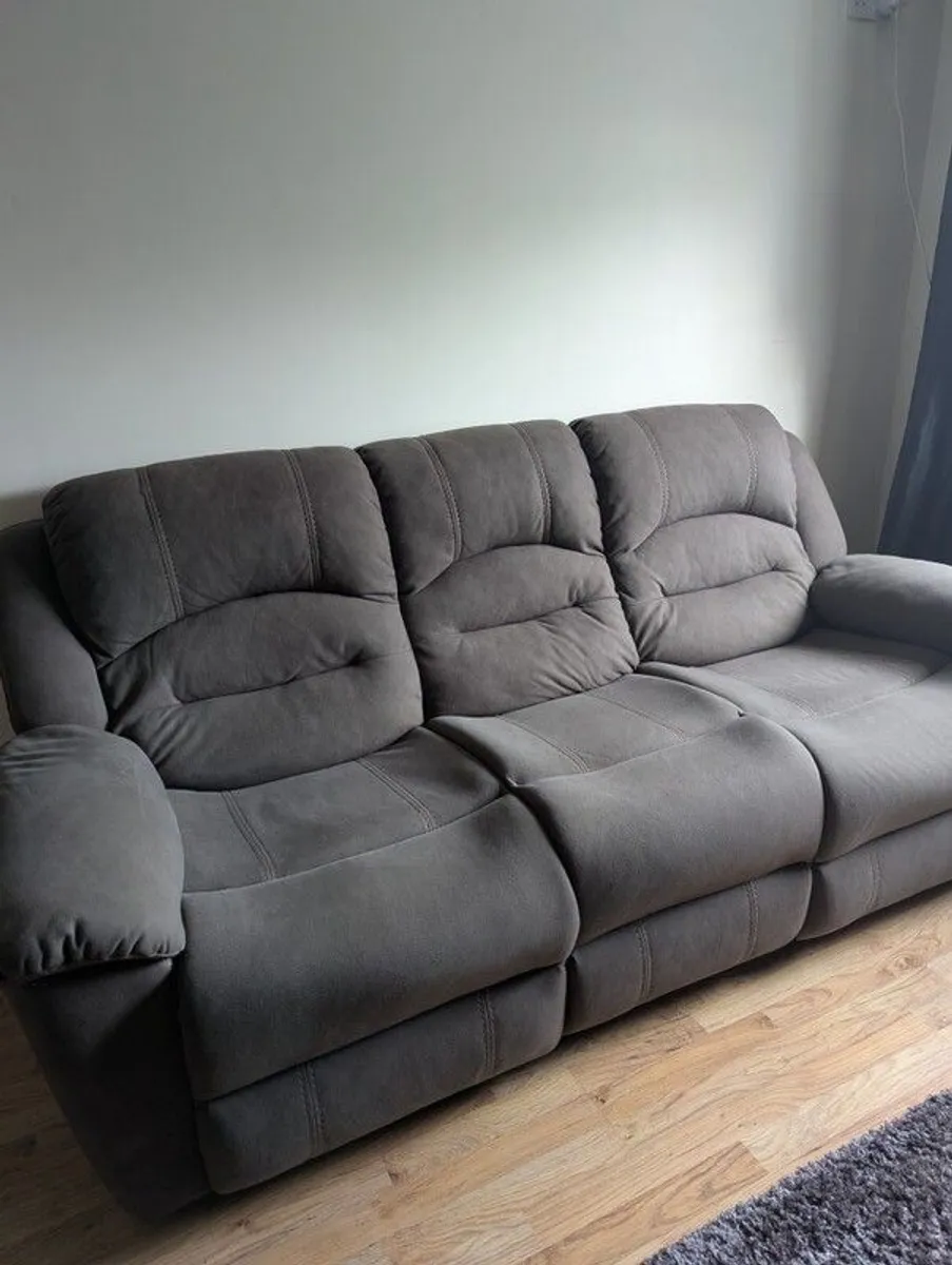 Sofa 3 seater recliner with 2 recliner armchairs. - Image 2