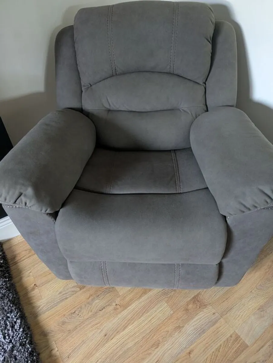 Sofa 3 seater recliner with 2 recliner armchairs. - Image 3