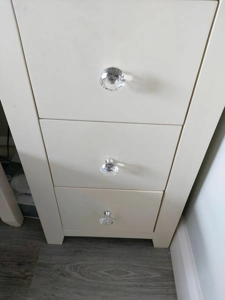 18 x  Glass Diamond Door Knobs- POST - Image 2