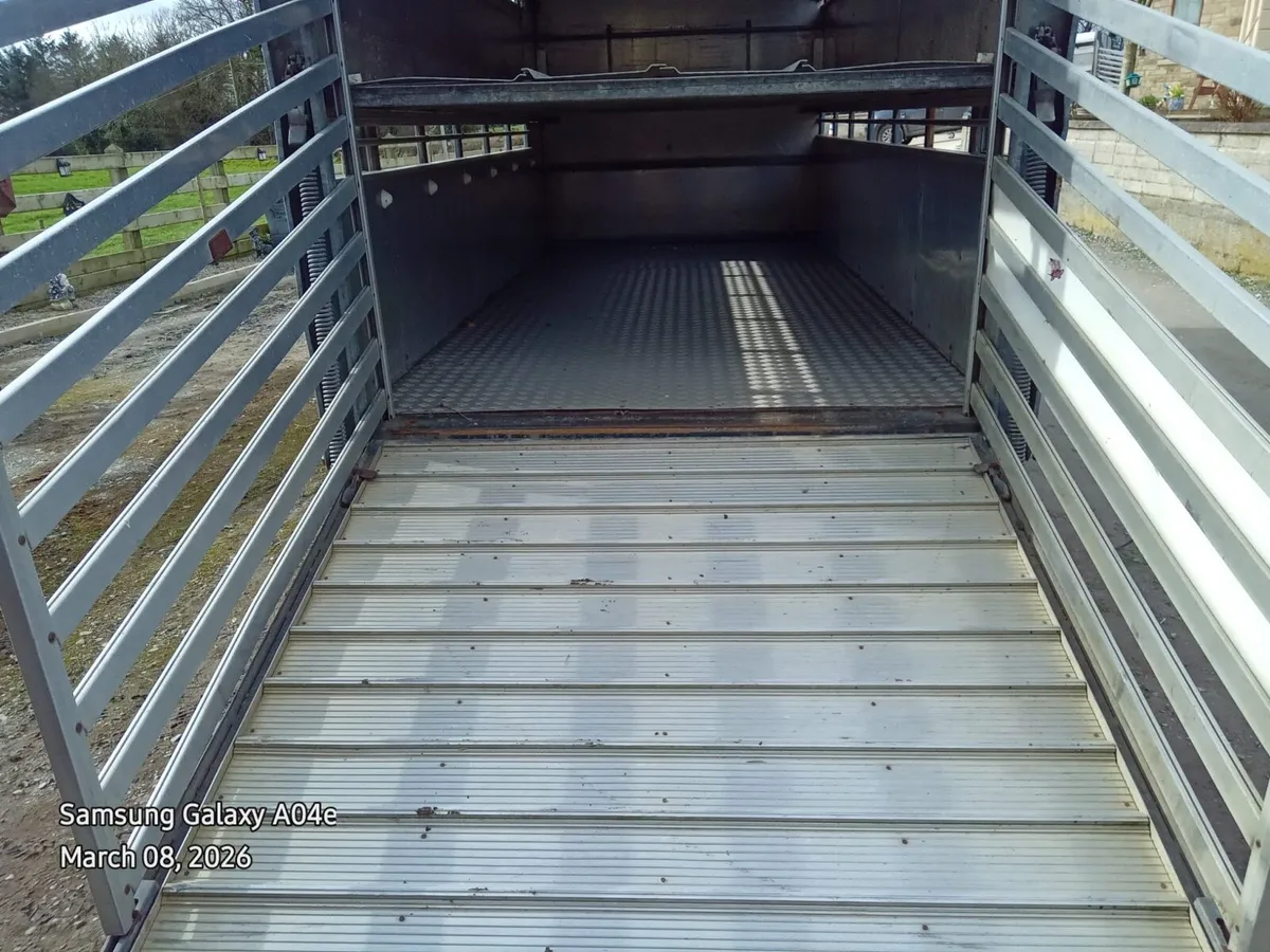 Ifor Williams 14ft x 6ft Tri-Axle Cattle Trailer - Image 3