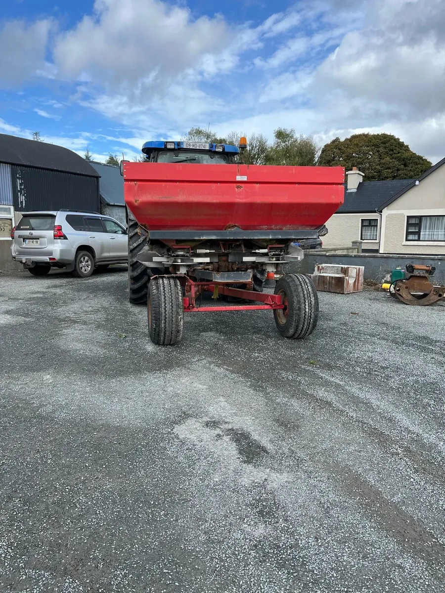 Fertiliser spreader - Image 1