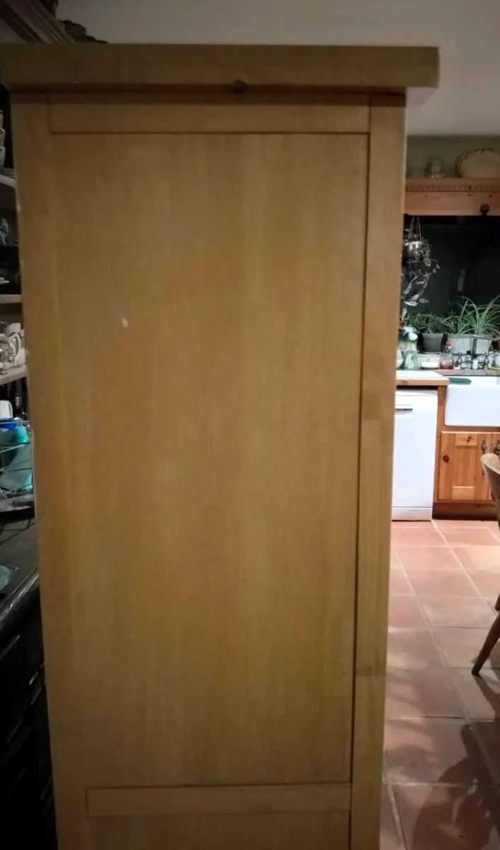 Beautiful Cabinet,solid timber with glass front an - Image 2