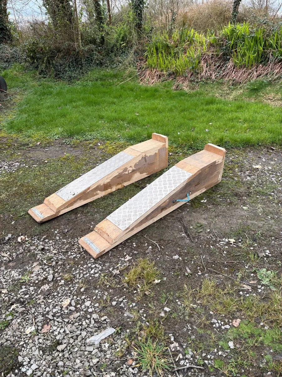 Wood car ramp - Image 1