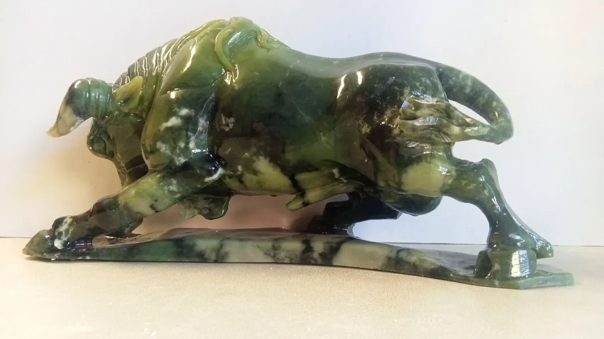 Beautiful Heavy Carved Jade Bull - Image 3