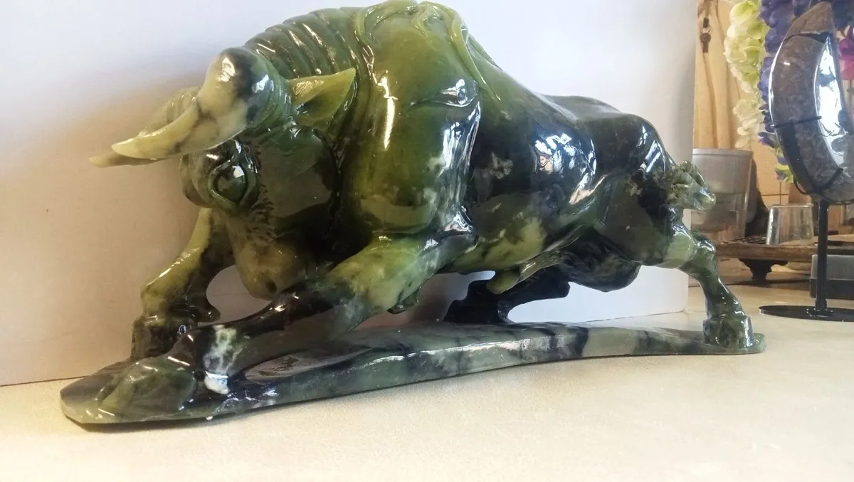 Beautiful Heavy Carved Jade Bull - Image 4