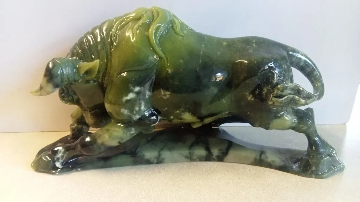 Beautiful Heavy Carved Jade Bull - Image 2
