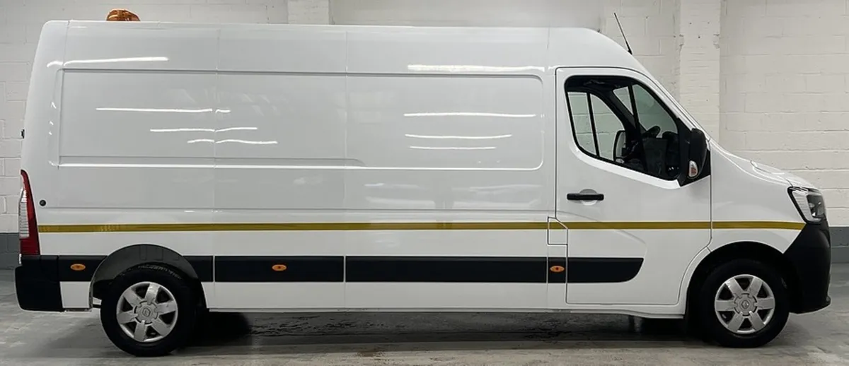 2023 Renault Master Medium Roof Panel Van - Image 3