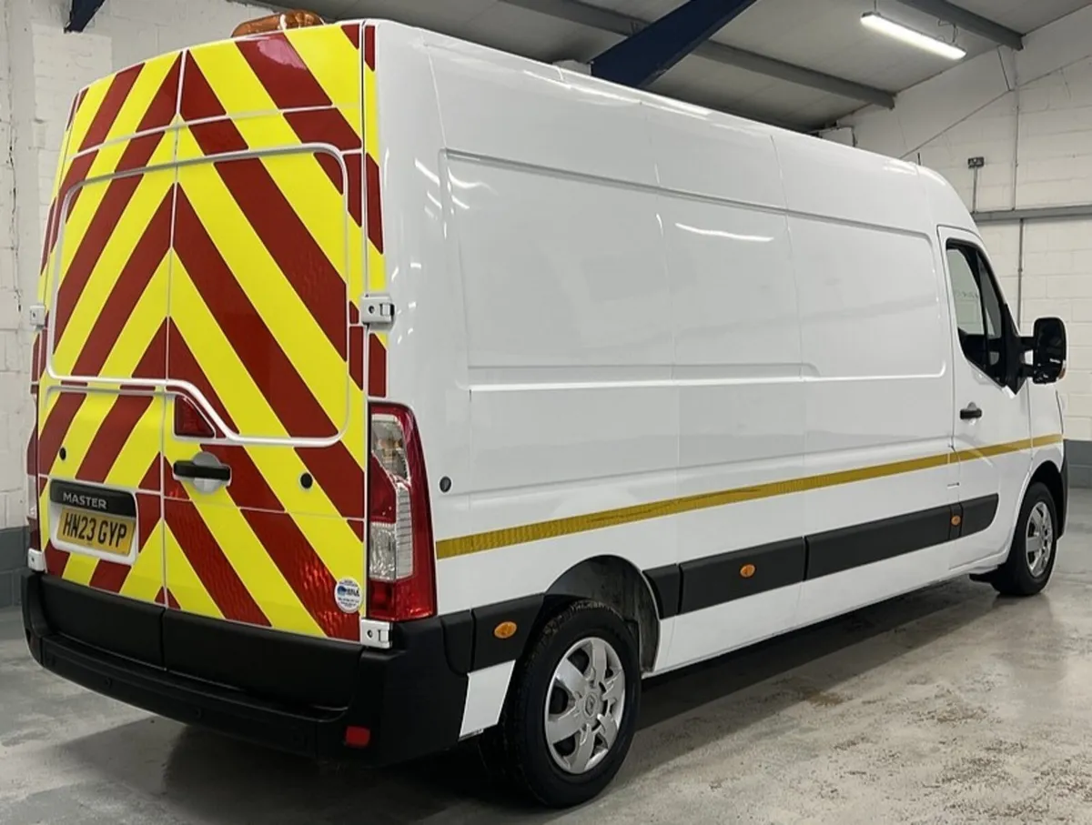 2023 Renault Master Medium Roof Panel Van - Image 4
