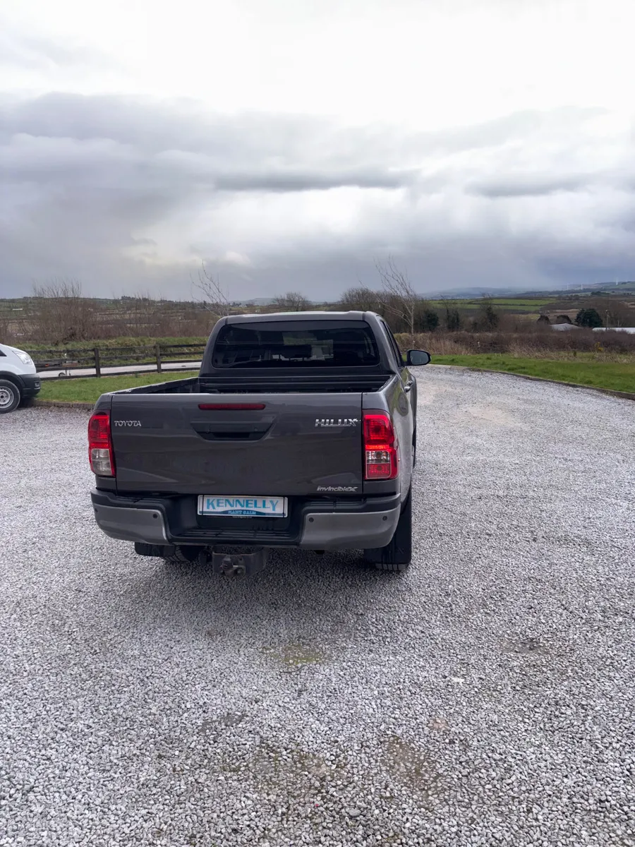 Toyota Hilux 2020 invincible x - Image 4