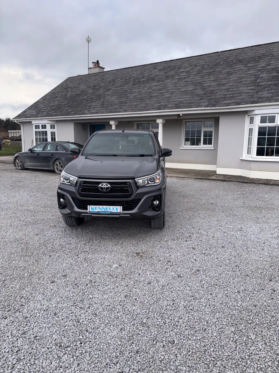 Toyota Hilux 2020 invincible x - Image 2