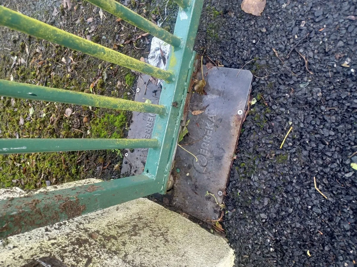 Steel gates and motors - Image 4