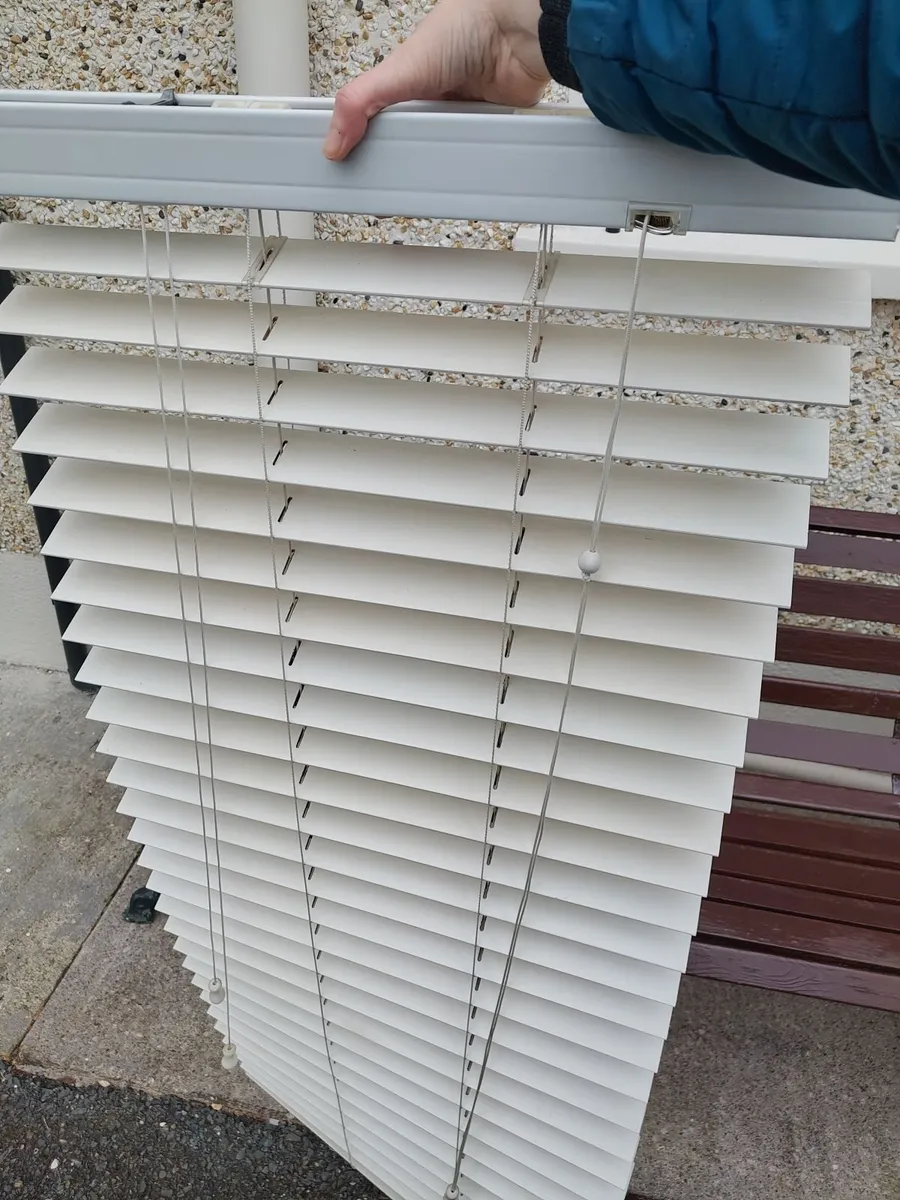 Three-part wooden venetian blind - Image 1