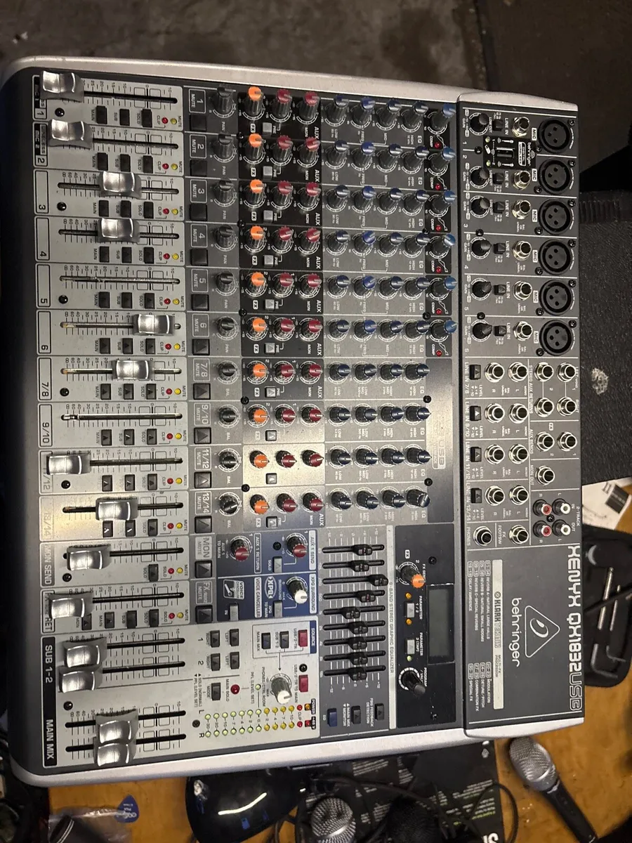 Behringer Xenyx QX1832USB audio Mixer
