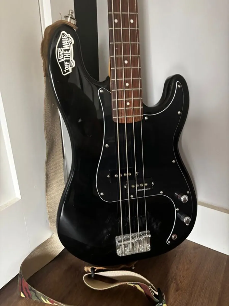 Squier Bass & Fender Amp - Image 3