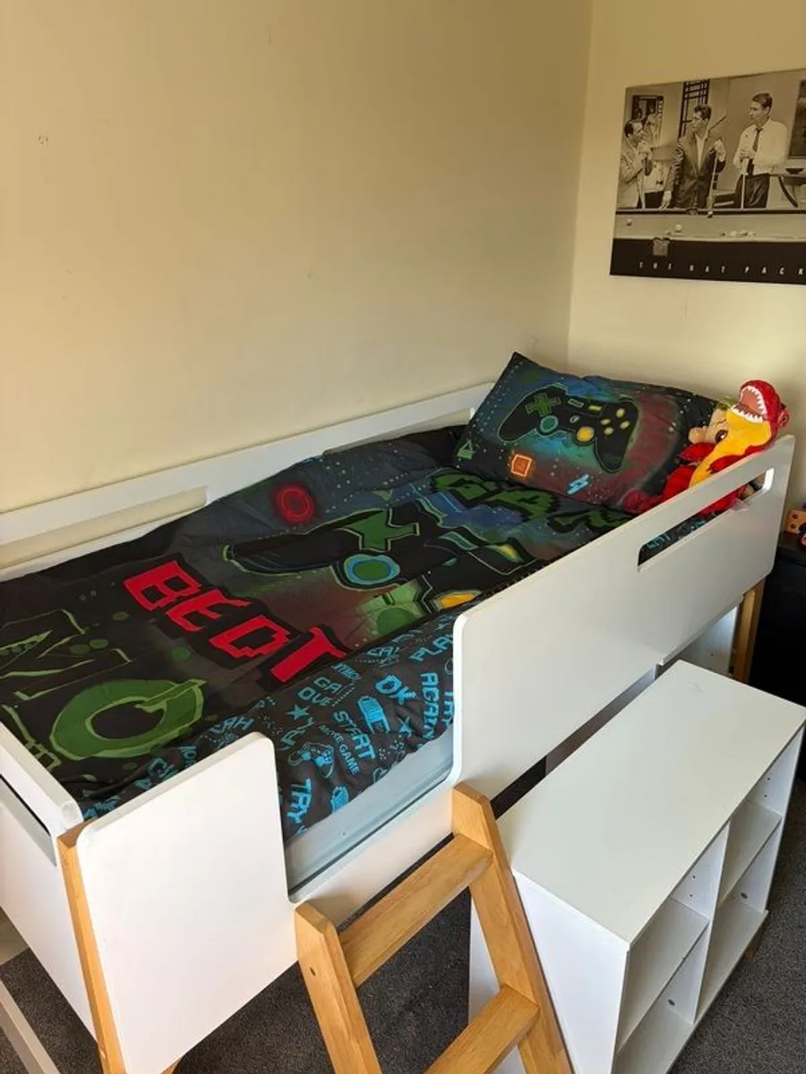 Fabulous full room set for Marvel fans - Image 3