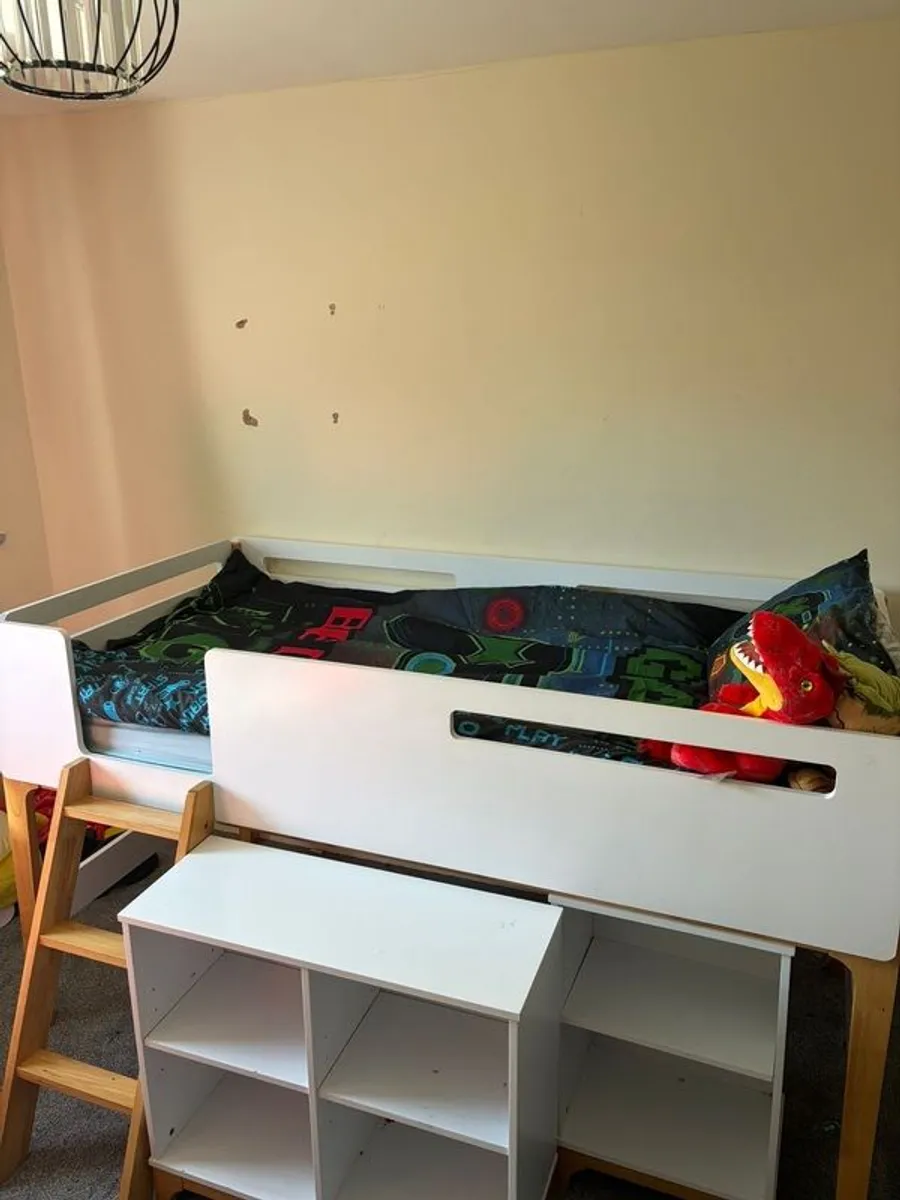 Fabulous full room set for Marvel fans - Image 4