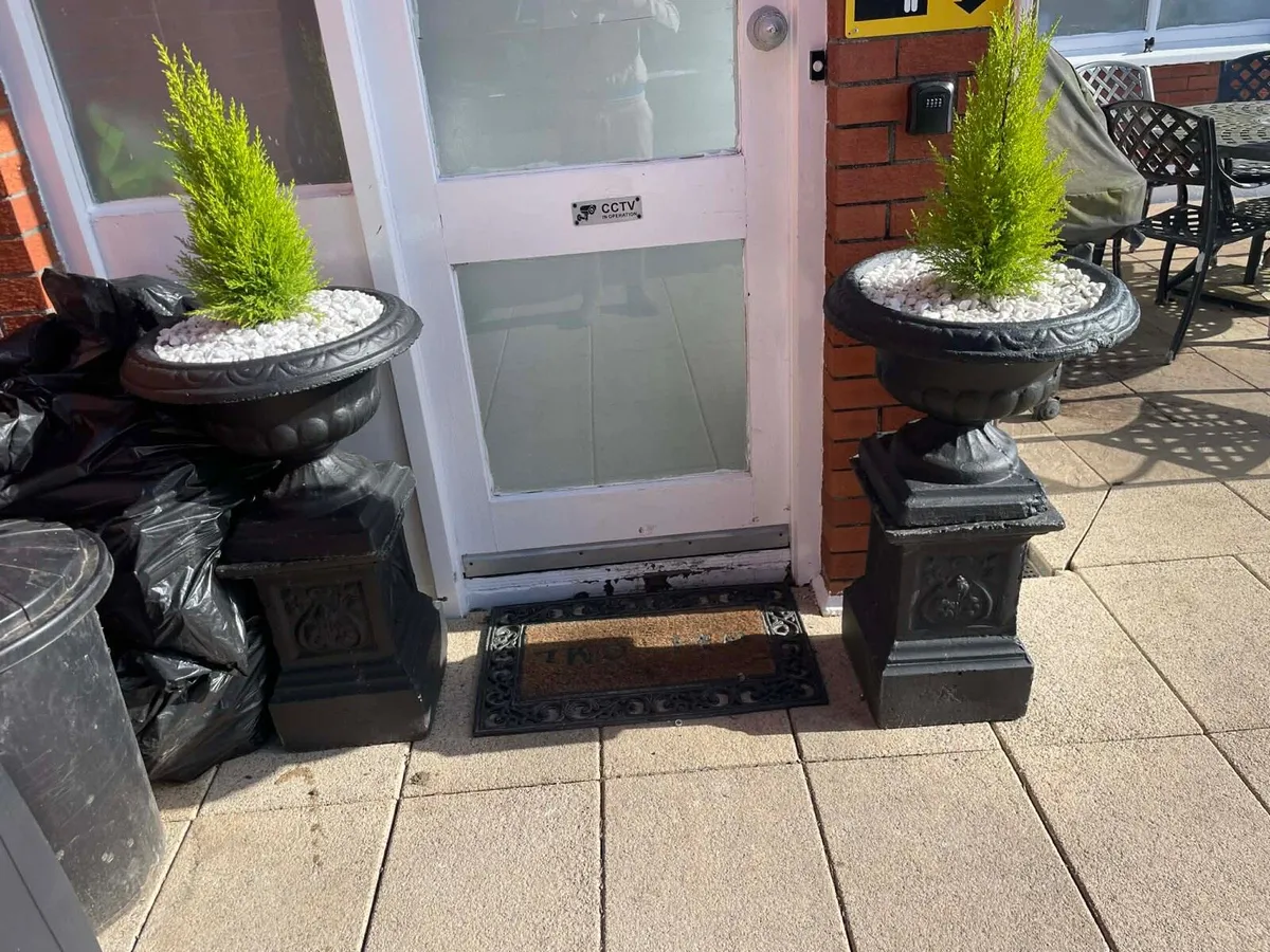 Garden flower pots x2 - Image 1