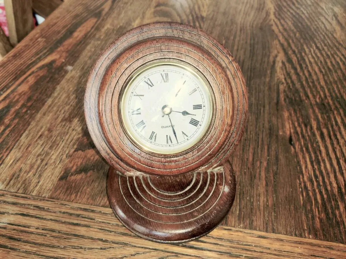 VINTAGE MATURED OAK WOOD, 5"Tall Round Clock ! - Image 4