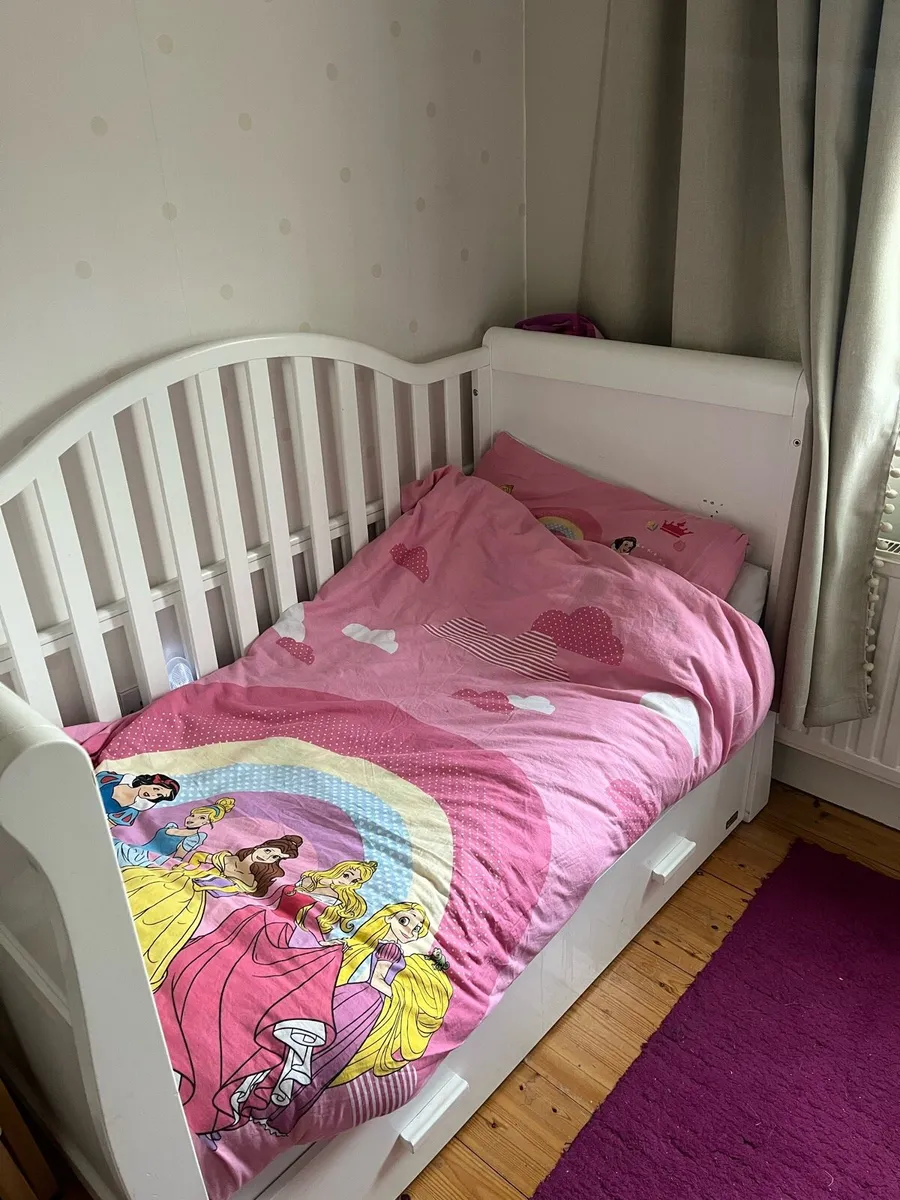 Baby cot & drawers - Image 1