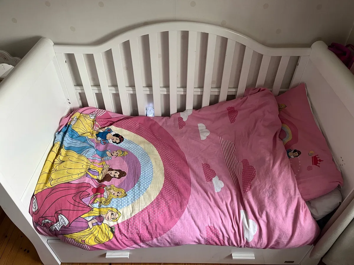 Baby cot & drawers - Image 2