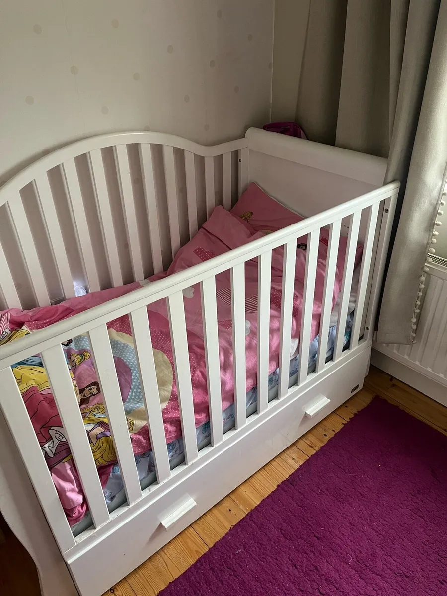 Baby cot & drawers - Image 4